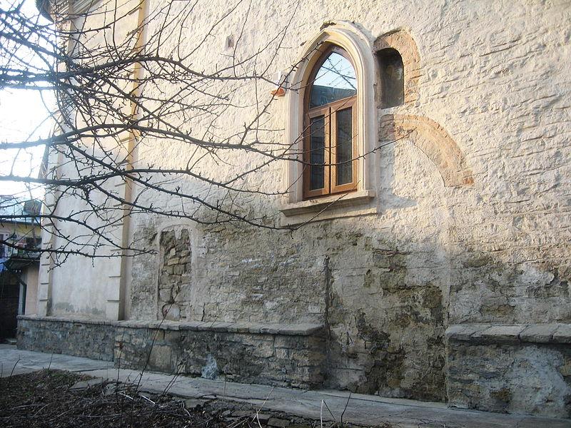 Urmele fostei intrări de pe zidul sudic al bisericii
